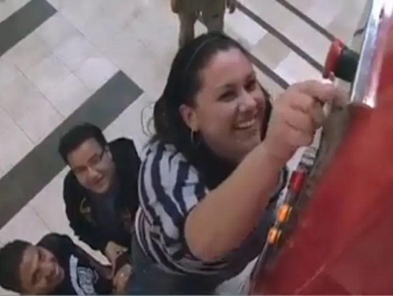 Coca-Cola recrea su máquina de la amistad para el Dí­a del Amigo