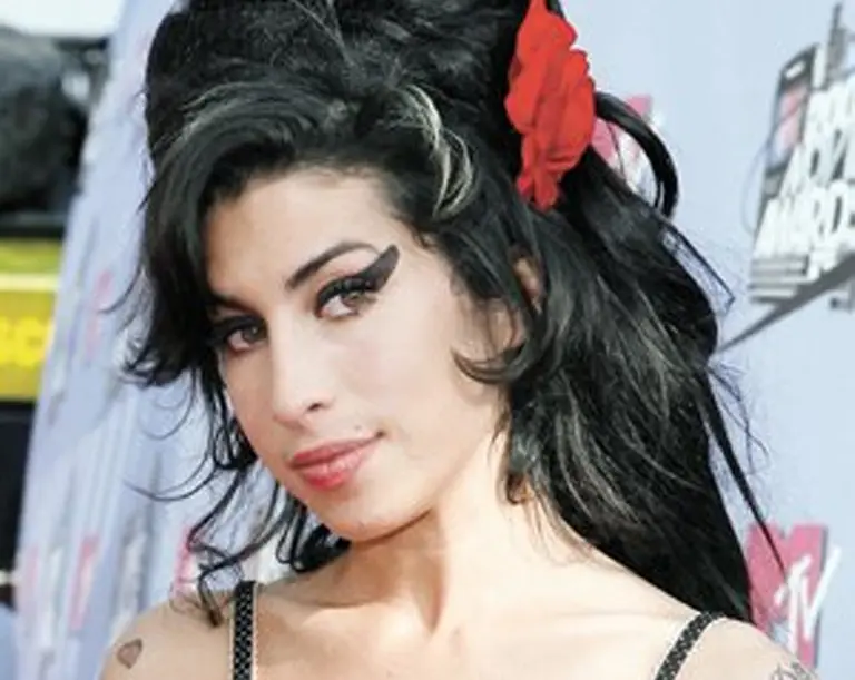 Piratas informáticos se aprovechan de la muerte de Amy Winehouse en las redes sociales