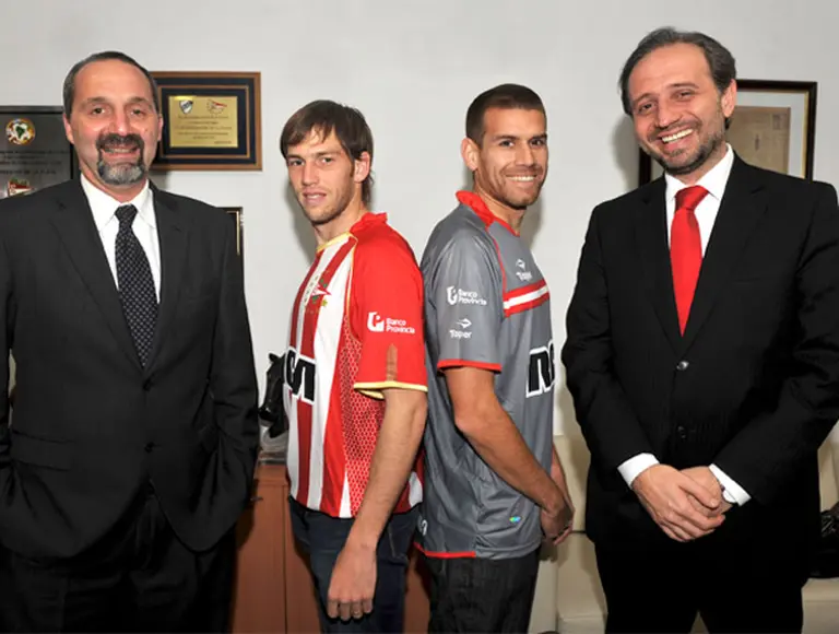 Banco Provincia estampa su logo en la camiseta de Estudiantes de la Plata