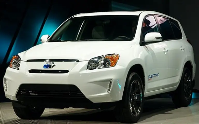 Toyota confirmó que el nuevo RAV4 eléctrico llegará en 2012