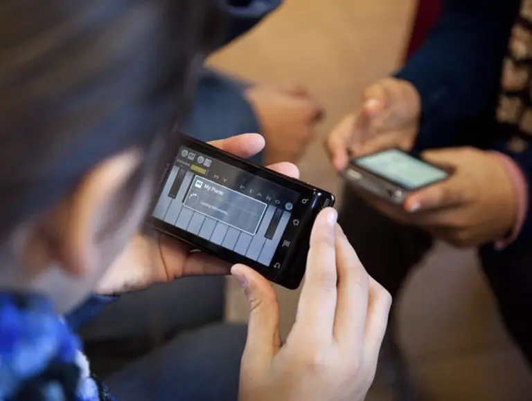 Telecom y la "cuna" de Google y Yahoo prueban "smartphones" educativos en escuelas argentinas
