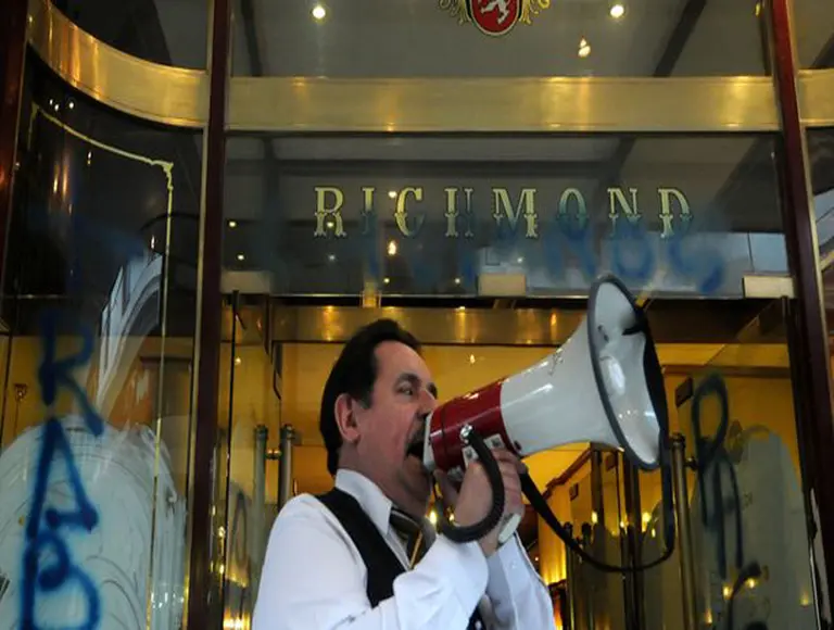 Cierre de la Richmond: empleados tomaron la confiterí­a y reclaman indemnizaciones