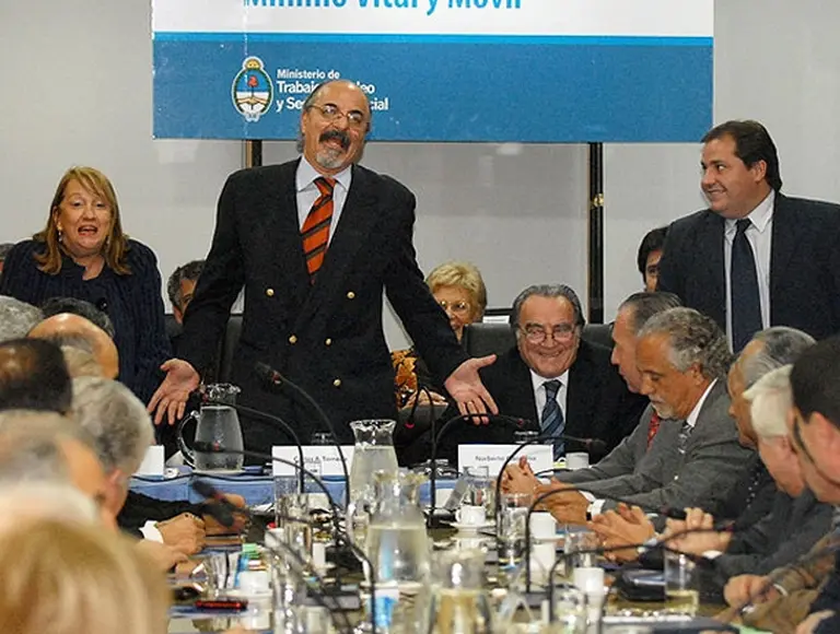 Salarios: el Gobierno reconoce que existe pauta oficial pero que cada actividad firma "lo que quiere"