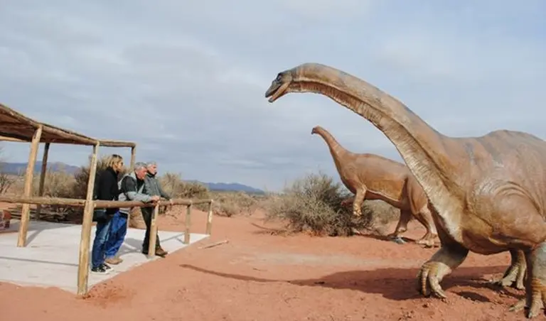 Espiando el pasado: La Rioja ahora permite recorrer el "sendero de los dinosaurios"