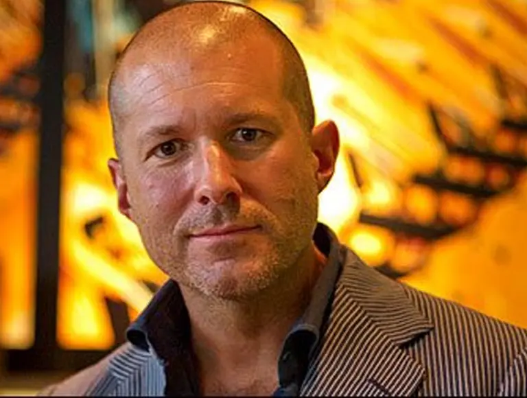 ¿Quién es el diseñador que llevó a Apple a la fama y ayudó a Jobs a sacar a la firma de la ruina?