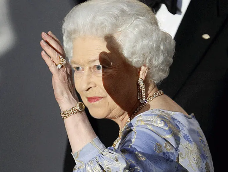 La Reina Isabel II busca un mayordomo "leal y discreto", pero ofrece un sueldo bajo