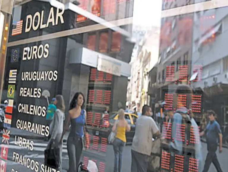 El dólar subió un centavo a $4,24 para la venta en las pizarras