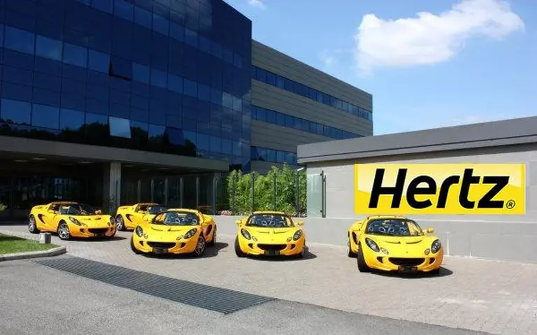 Hertz se suma a la guerra de descuentos y ofrece beneficios para alquilar un auto