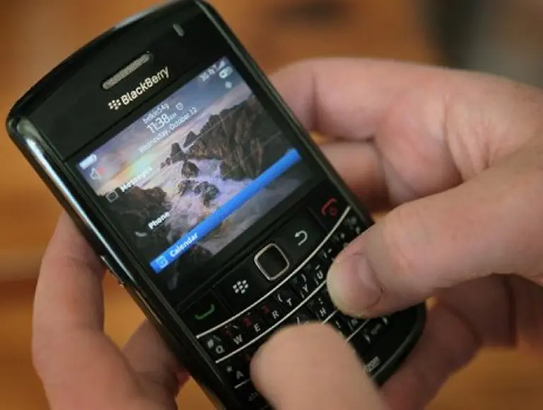 Por pérdidas históricas, renuncian los 2 directivos más importantes del fabricante del Blackberry