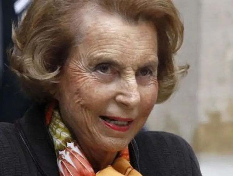 Multimillonaria dueña de L'Oreal quedó bajo tutela de su hija y nietos