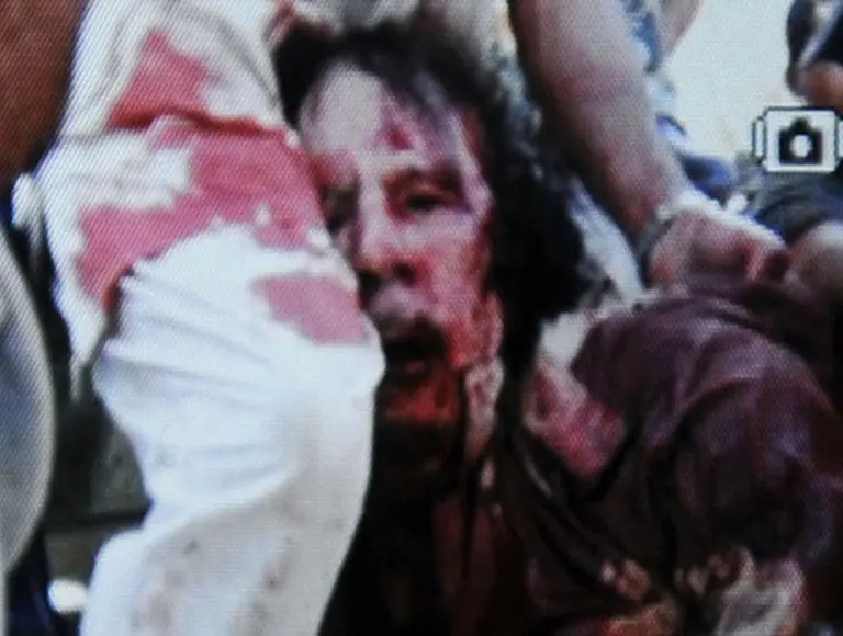 El fin de una era: las imágenes de la muerte de Gadafi recorrieron el mundo entero