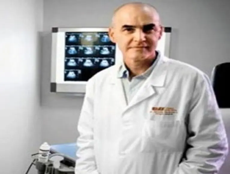 El médico que atribuyó al presidente Chávez un cáncer grave debió abandonar Venezuela