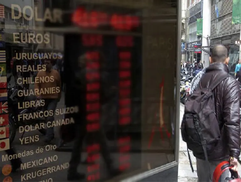 La Justicia vuelve a citar a cambistas por venta de dólares a coleros