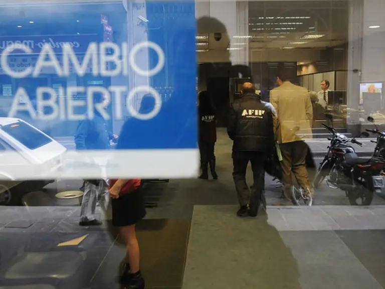 La AFIP clausura casas de cambio en el aeropuerto de Ezeiza