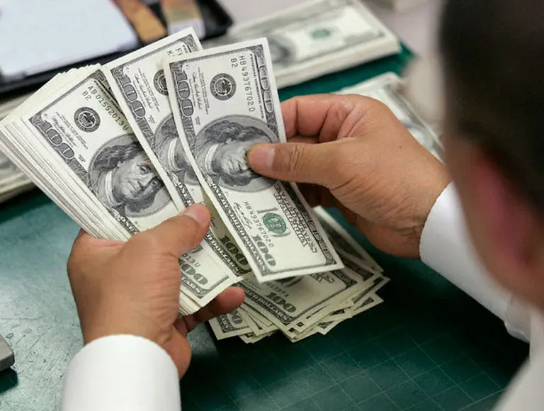 Quienes operan "conta con liqui" ya pagan casi 5 pesos por dólar