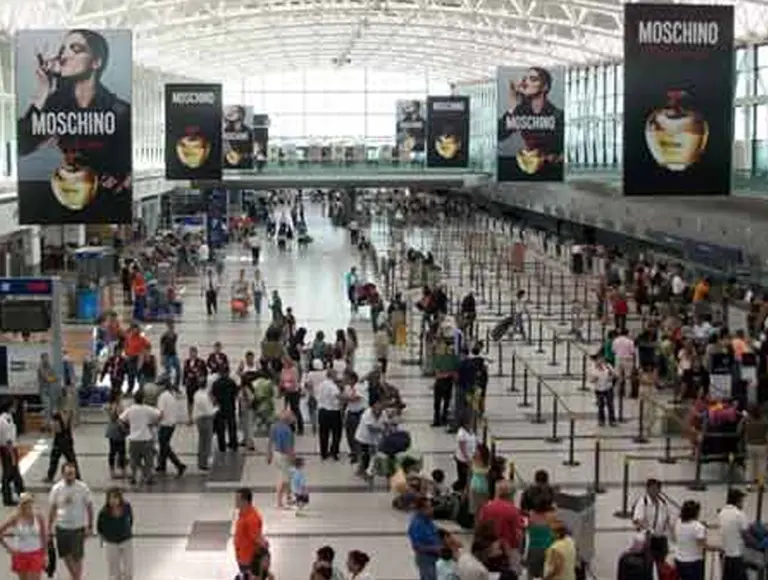 Se normalizan los vuelos en Ezeiza, tras verse paralizados por conflicto de controladores