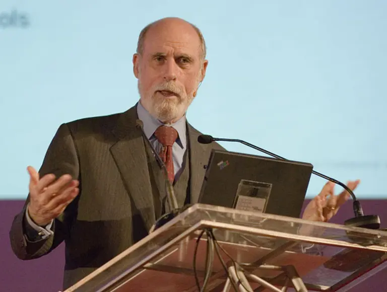 "Secretos de confesión" de un visionario: cómo utiliza la web uno de los "padres" de Internet
