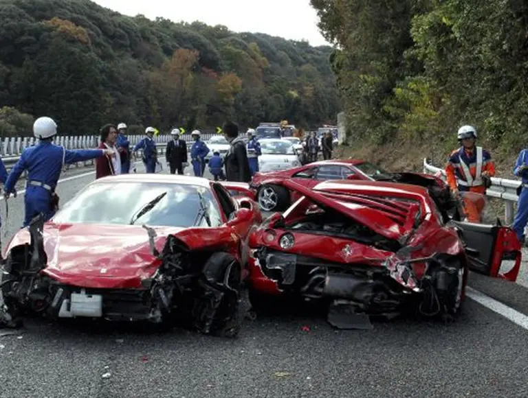Un "choque de lujo": 8 Ferraris, 3 Mercedes-Benz y un Lamborghini se accidentaron en Japón