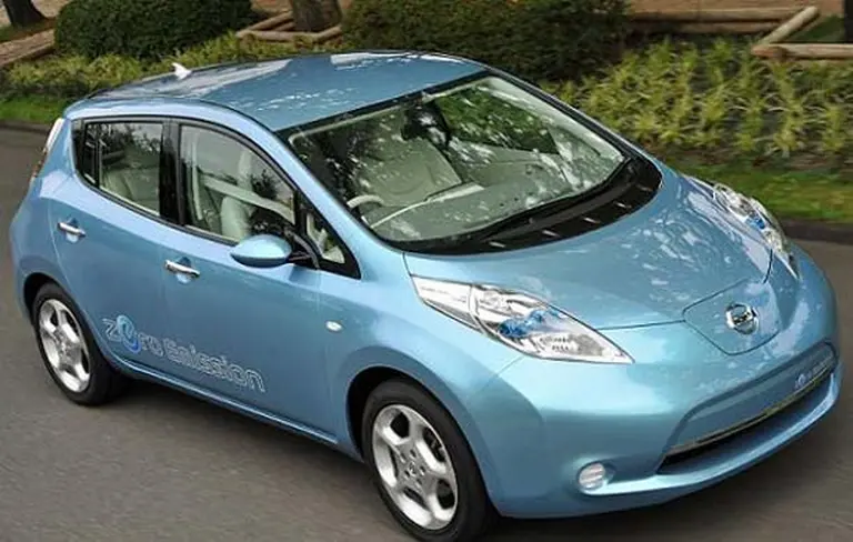El auto eléctrico de Nissan vende 20.000 unidades en su primer año de vida