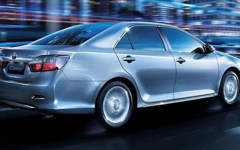 Toyota Camry llega al mercado tras un completo restyling