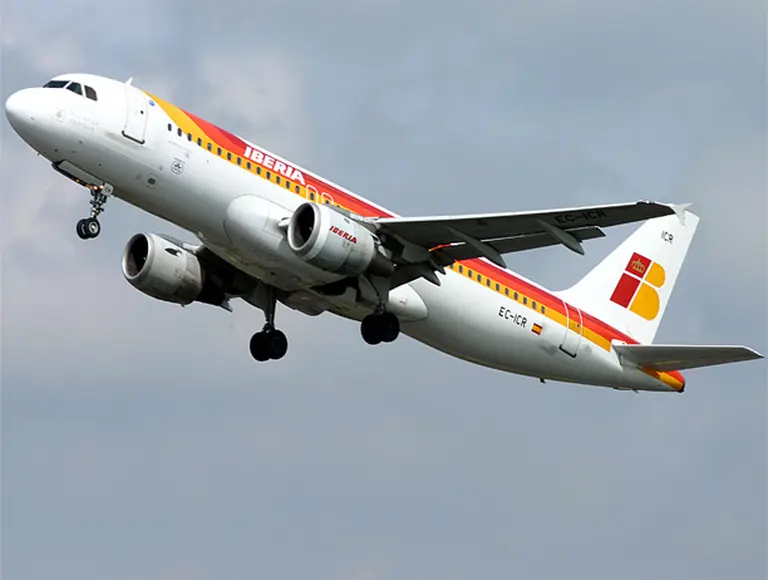 Iberia baja el sueldo a sus pilotos para reducir costos y aumentar la productividad