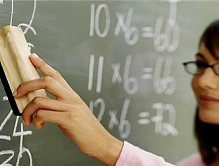 Perdió la voz mientras daba clases y ahora deberán pagarle medio millón de pesos