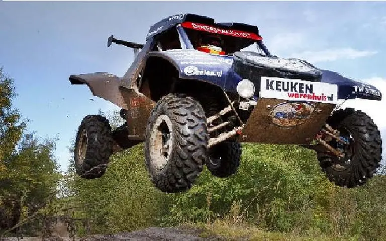 McGregor desembarcó en el Dakar y corre el desafí­o en un buggy