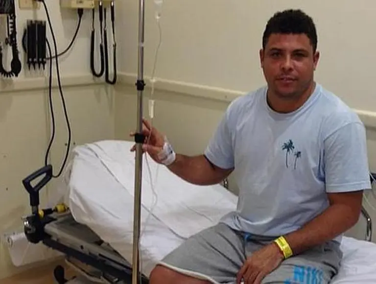 El astro del fútbol brasileño Ronaldo fue hospitalizado por dengue