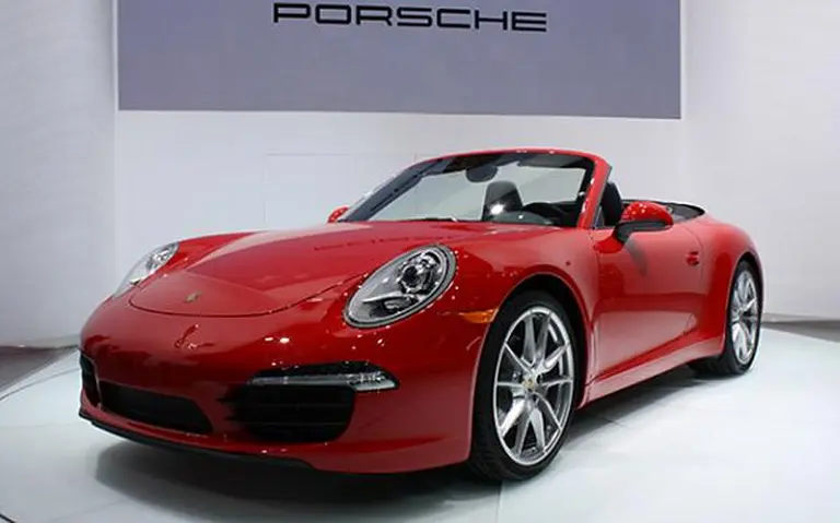 Porsche anuncia récord de ventas y presenta su nuevo 911 Carrera Cabrio