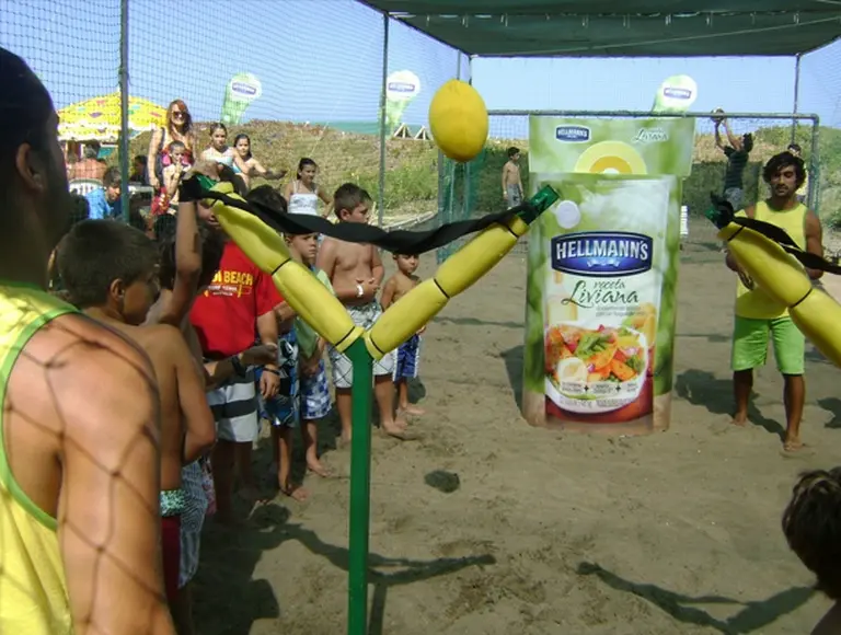 Hellmann's aprovecha el verano y promociona su "Receta Liviana" con juegos en la playa