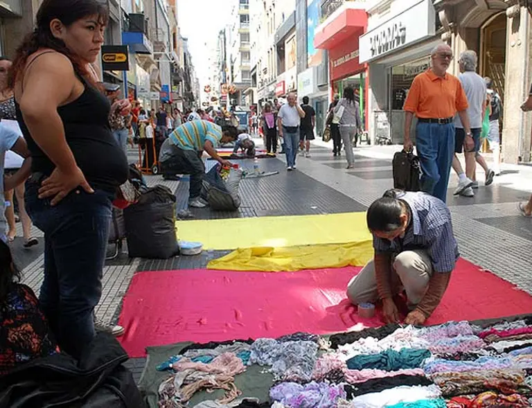 Pese a los controles, la actividad de los "manteros" volvió a crecer en Buenos Aires