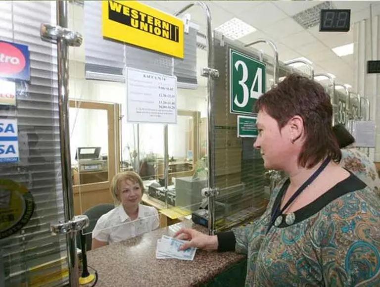 Las restricciones a la compra de dólares redujeron giros al exterior