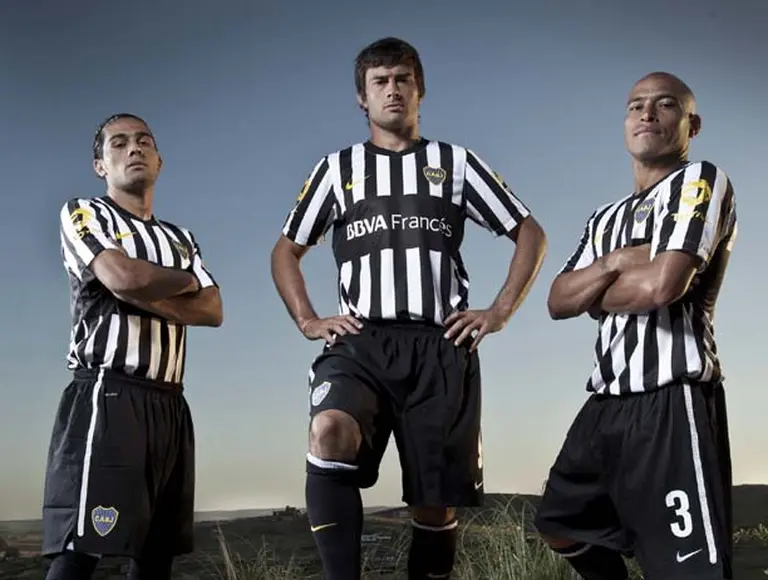 En su nueva camiseta, Boca Juniors cambia el azul y oro por el blanco y negro