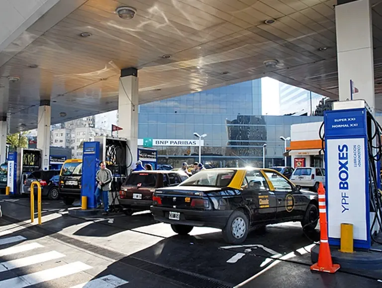 YPF admite "algunos errores" de sobreprecios