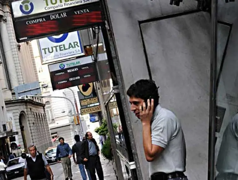 El dólar "blue" subió a $4,94 y el "contado con liquidación" tocó los $5,30