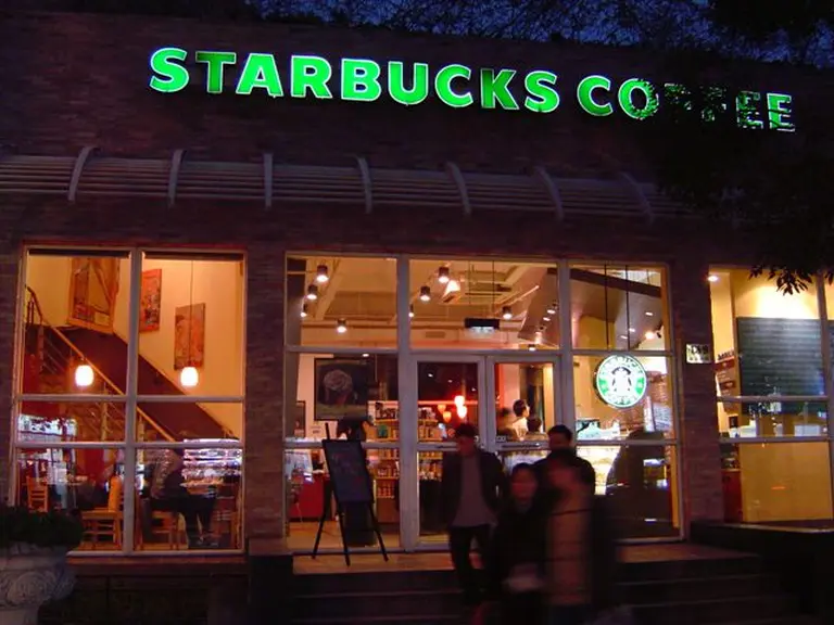 Starbucks va por su tienda número 57 en la Argentina