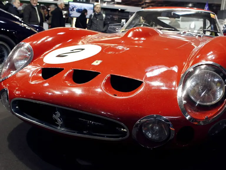 Un Ferrari de Brigitte Bardot y cinco autos anfibios, estrellas del salón "Rétromobile"