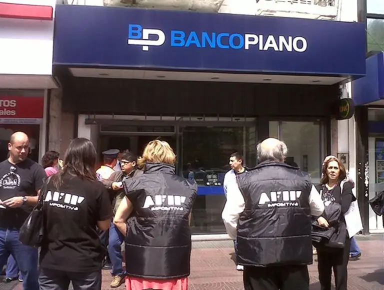 Control sobre el dólar: Banco Piano no dejó entrar a los agentes del fisco