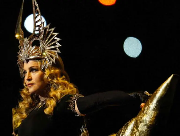 Con una mega puesta en escena, Madonna deslumbró en la final del Super Bowl