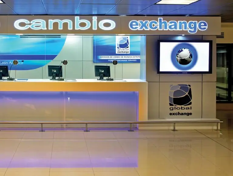 En Ezeiza a los turistas les dan un 20% menos por sus dólares y euros