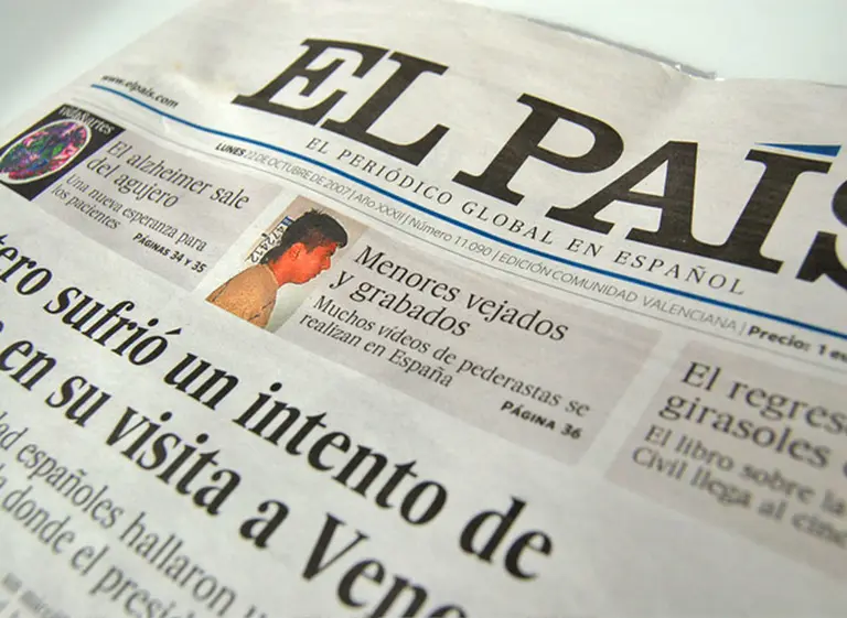Periodistas del diario español El Paí­s acuerdan despidos y rebajas de salarios