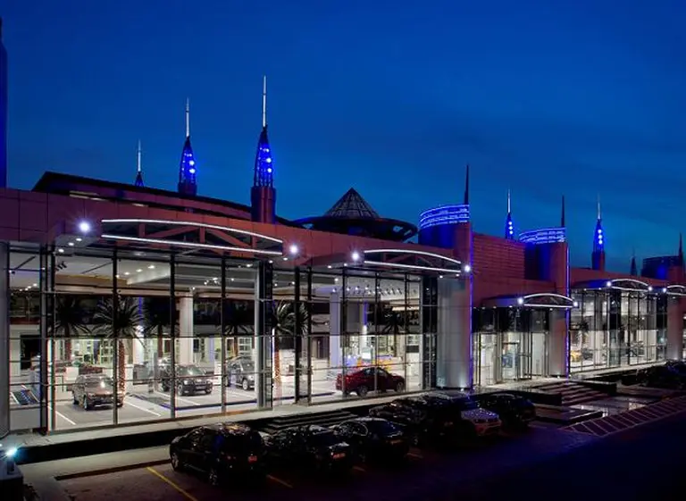 ¿Dónde se encuentra el concesionario de BMW más grande y caro del mundo?