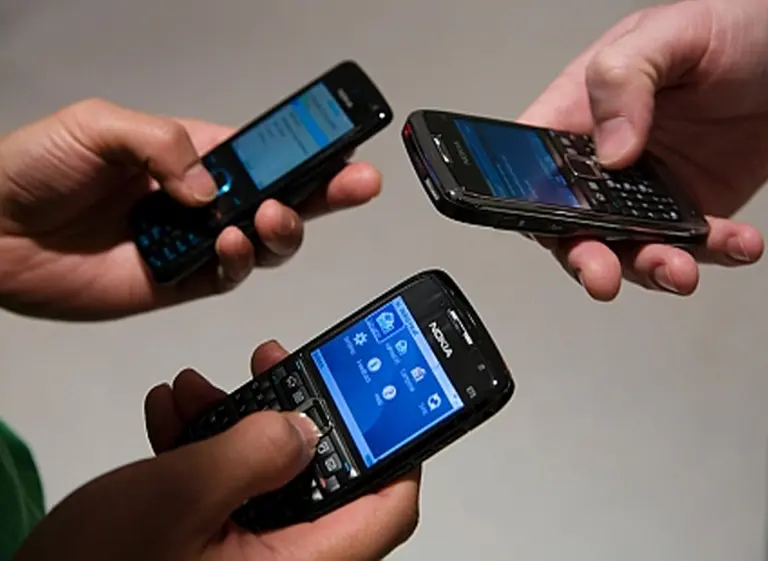 Por cepo a las importaciones, cayó la venta de teléfonos móviles en 2012