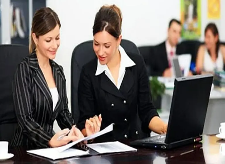 Empresas contratan más mujeres pero sólo 10% llega al "top management"