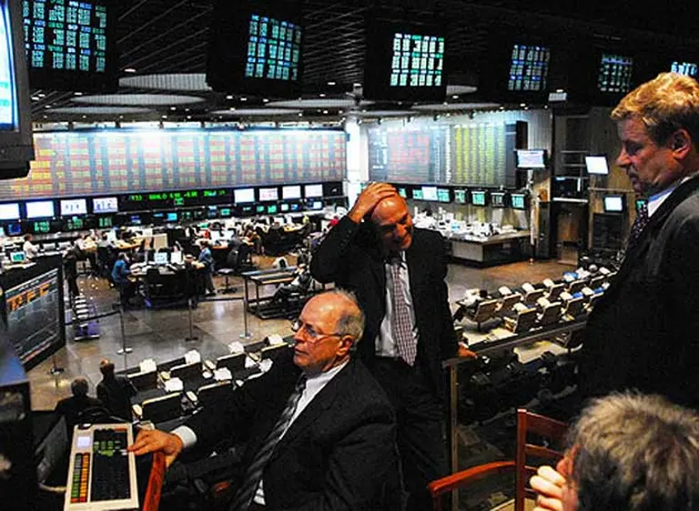 Pesos sobrantes de Lebac hacen subir al dólar y las acciones trepan hasta 12%