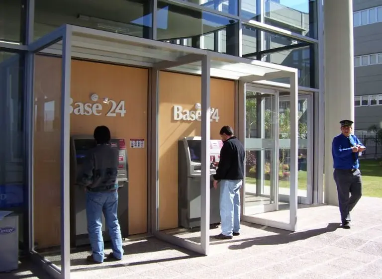 Claves para entender cómo se podrá retirar dinero en el exterior con tarjeta de débito