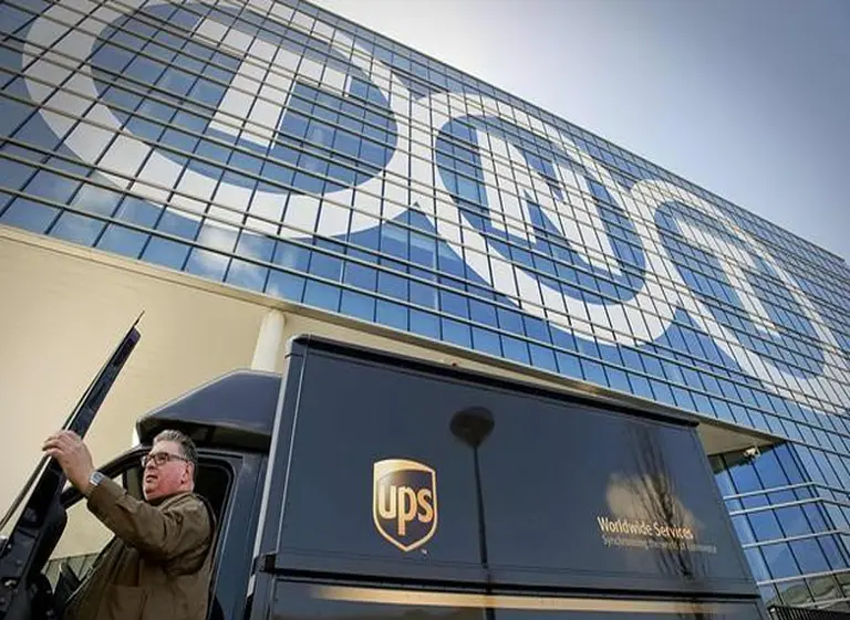 La cadena de correos UPS compró a su competidora TNT