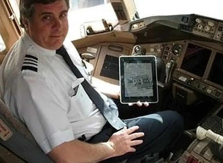 La nueva iPad reaviva la polémica: ¿se puede utilizar el celular en el avión?