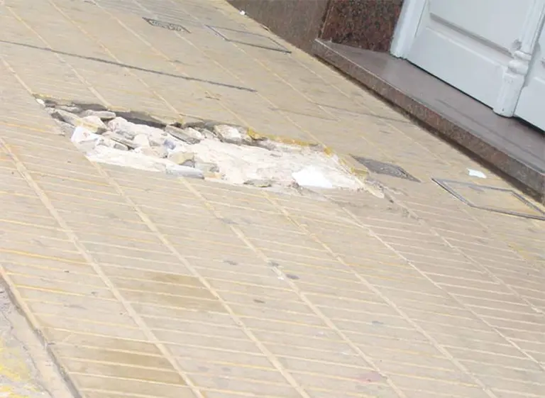 Veredas porteñas: la indemnizan con medio millón por golpearse luego de tropezar con una baldosa rota