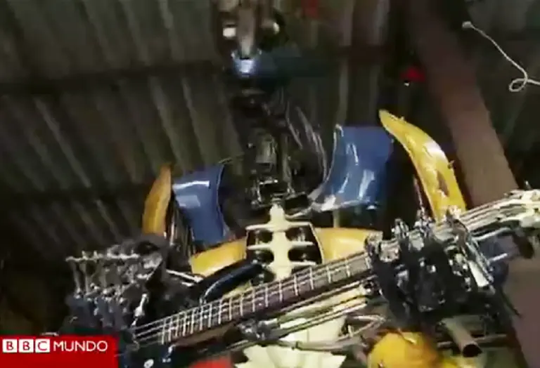 Basura para unos, tesoro para otros: un artista crea un "robot rockero" usando deshechos